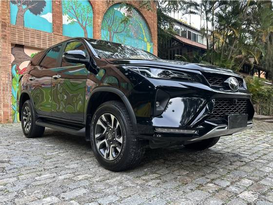 TOYOTA HILUX SW4 2.8 D-4D TURBO DIESEL SRX PLATINUM 7L 4X4 AUTOMÁTICO